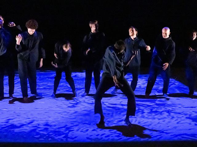 Foto Tanzperformormance "NAVY BLUE"   -   Kulturkontakt Eppan in Koproduktion mit dem Kulturverein TEMA
